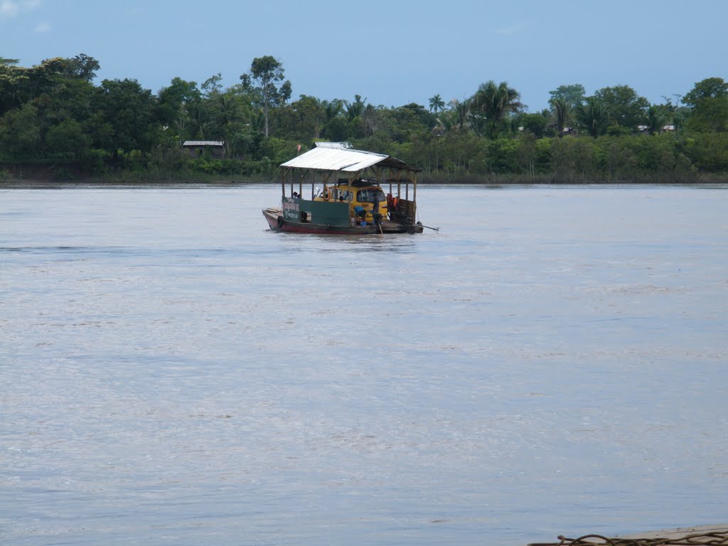 Cruzando el rio Madre de Dios by Carlos Olazábal