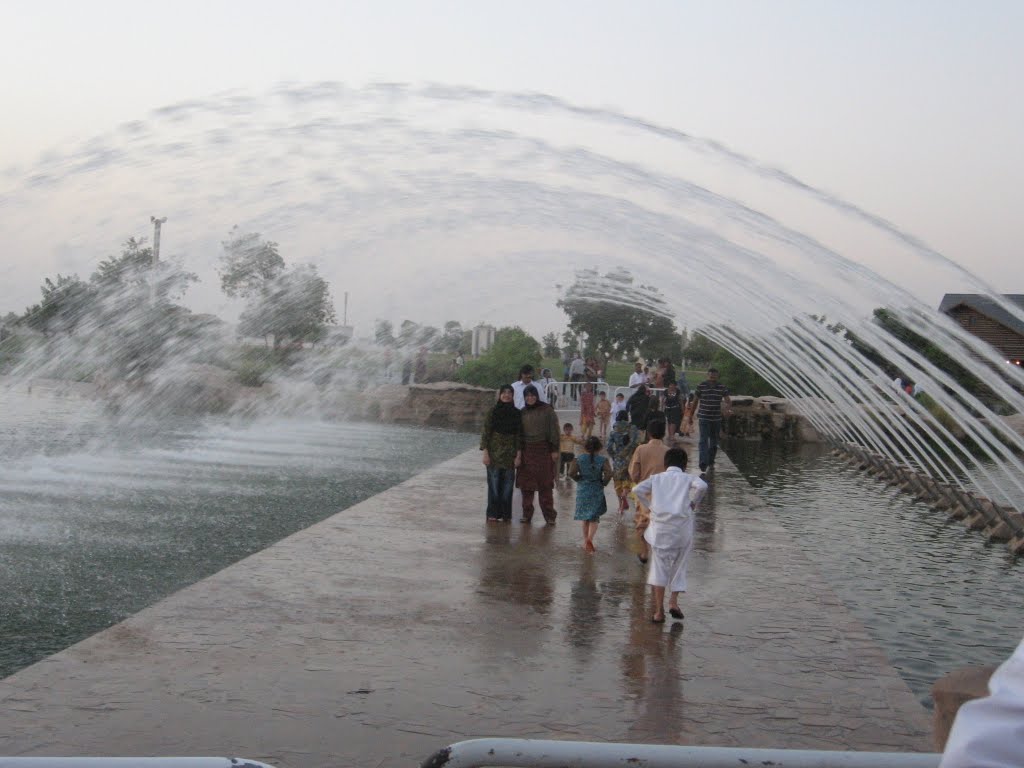 Rainbow Fountain at Aspire by alisafeer