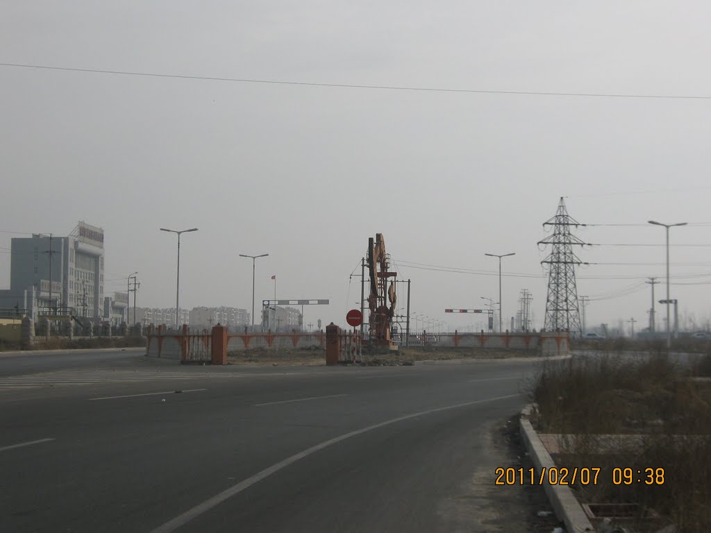 石油城东营: 街道中心的油井_南一路与胜华路交口西侧 street view of the oil city of Dongying: oil wells in center of streets, view eastward on the west of the intersection of South 1st Road and Shenghua Road by Cathay Knight