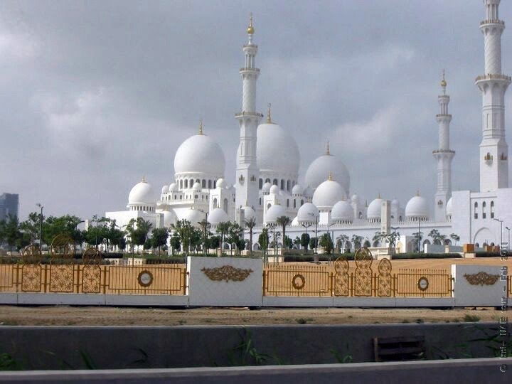 Sheikh Zayed Grand Mosque by Saltha Dsevenii