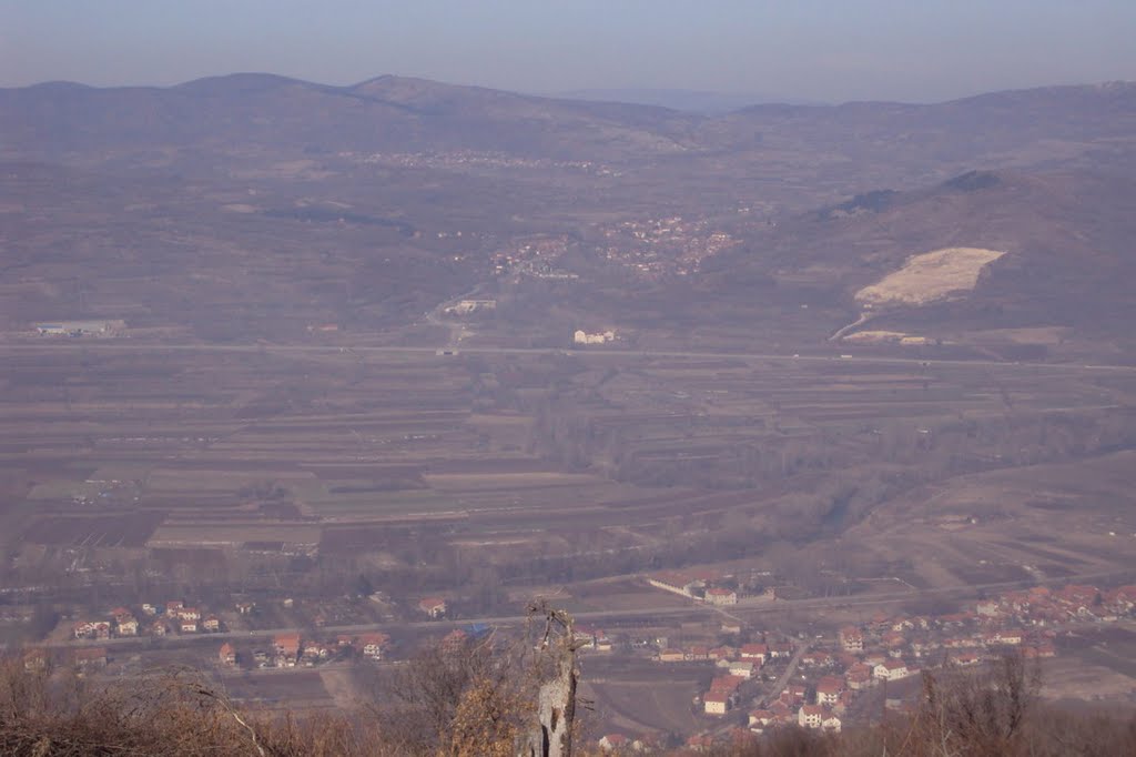 Pogled sa puta za Koritnik na Malčau i Gramadu by Aleksa Randjelovic