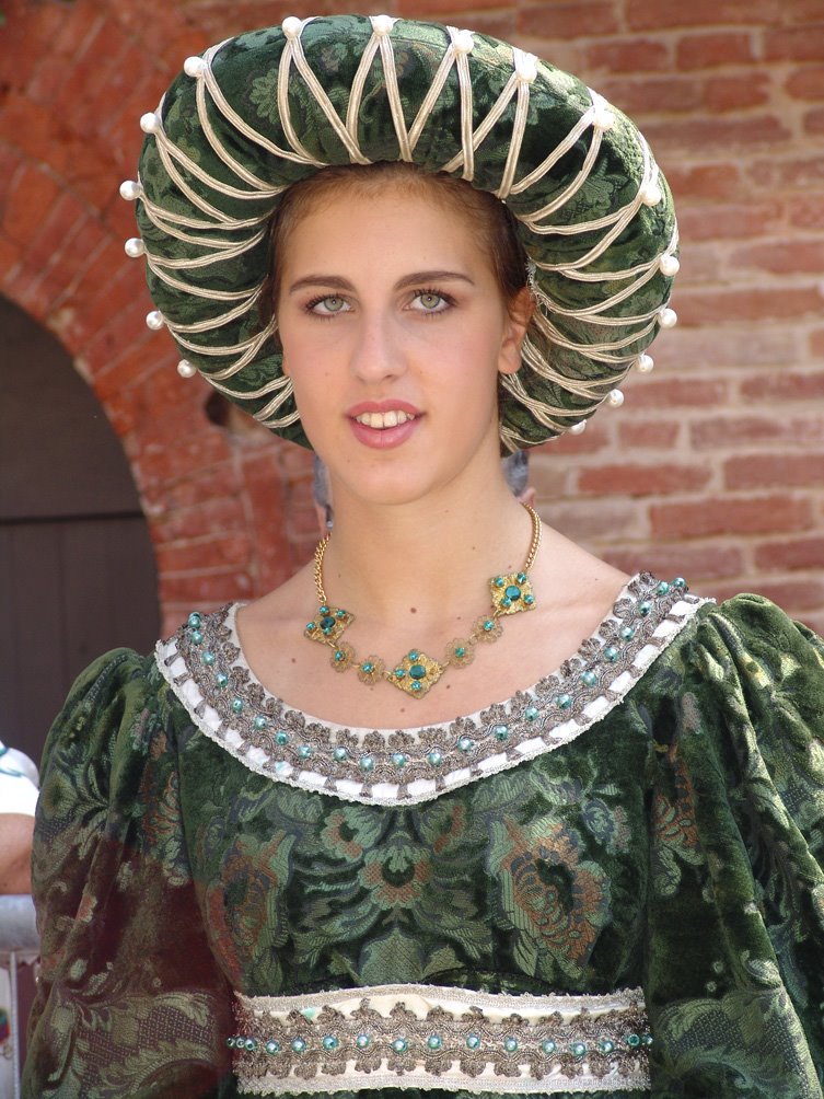 Dama con broccato, Palio di Asti, Asti piazza Cattedrale di San Giovanni, 16 settembre 2007 by Marco Ferrari