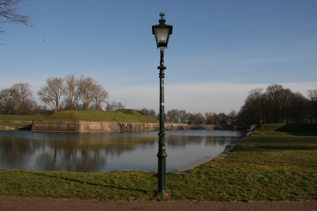 Licht op Bastion Oranje, Naarden. by Carl030nl