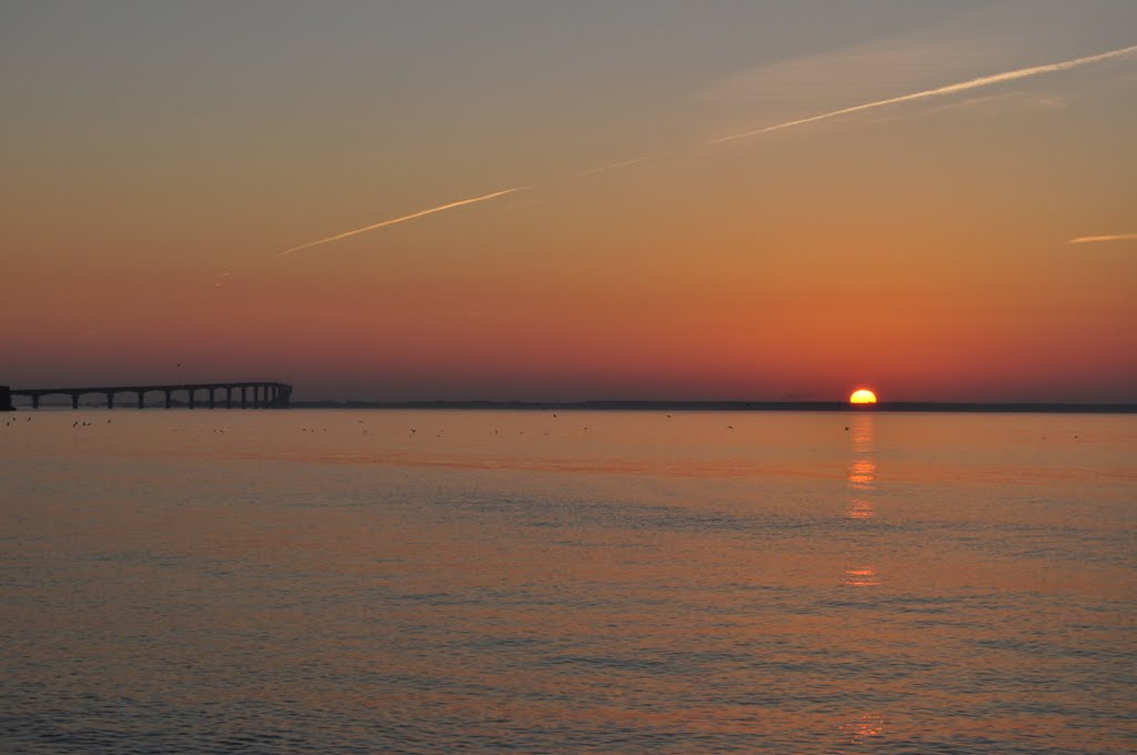 L'Houmeau . Coucher de soleil sur l'Ile de Ré by bregeon pascal