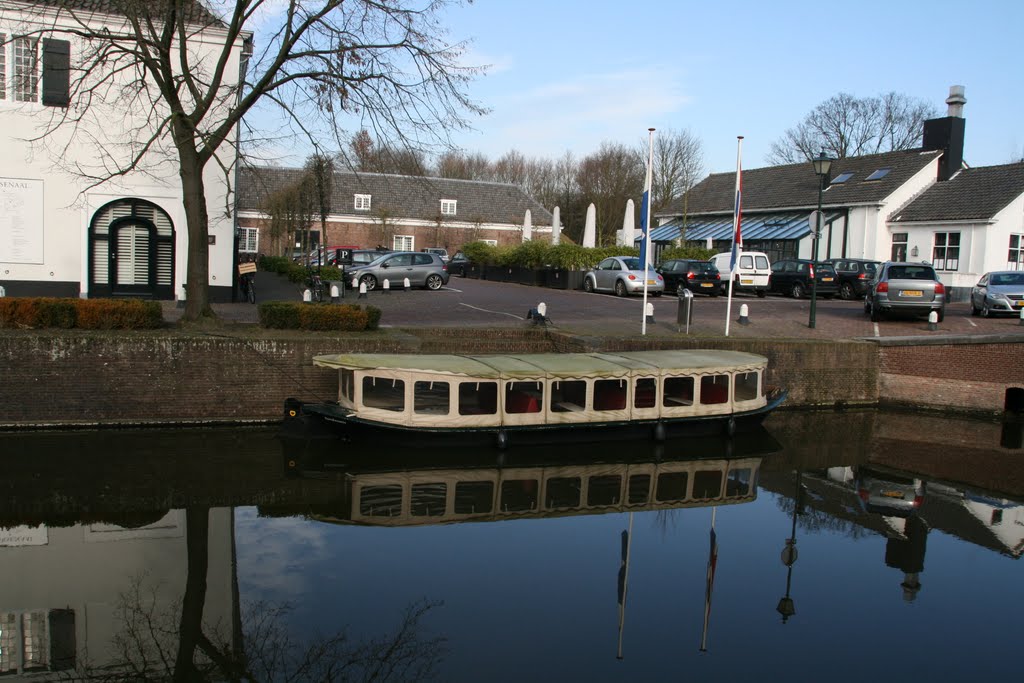 Plezierboot aan de Kooltjesbuurt vanaf Nieuwe Haven, Naarden. by Carl030nl