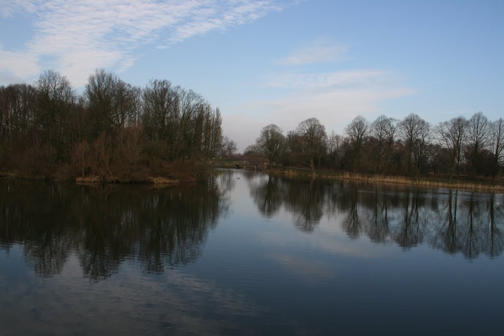 Ravelijn 4 en een rimpelloze gracht, Naarden. by Carl030nl