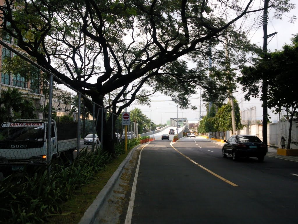 Makati-Mandaluyong Bridge approach - Makati side by nilobaranda