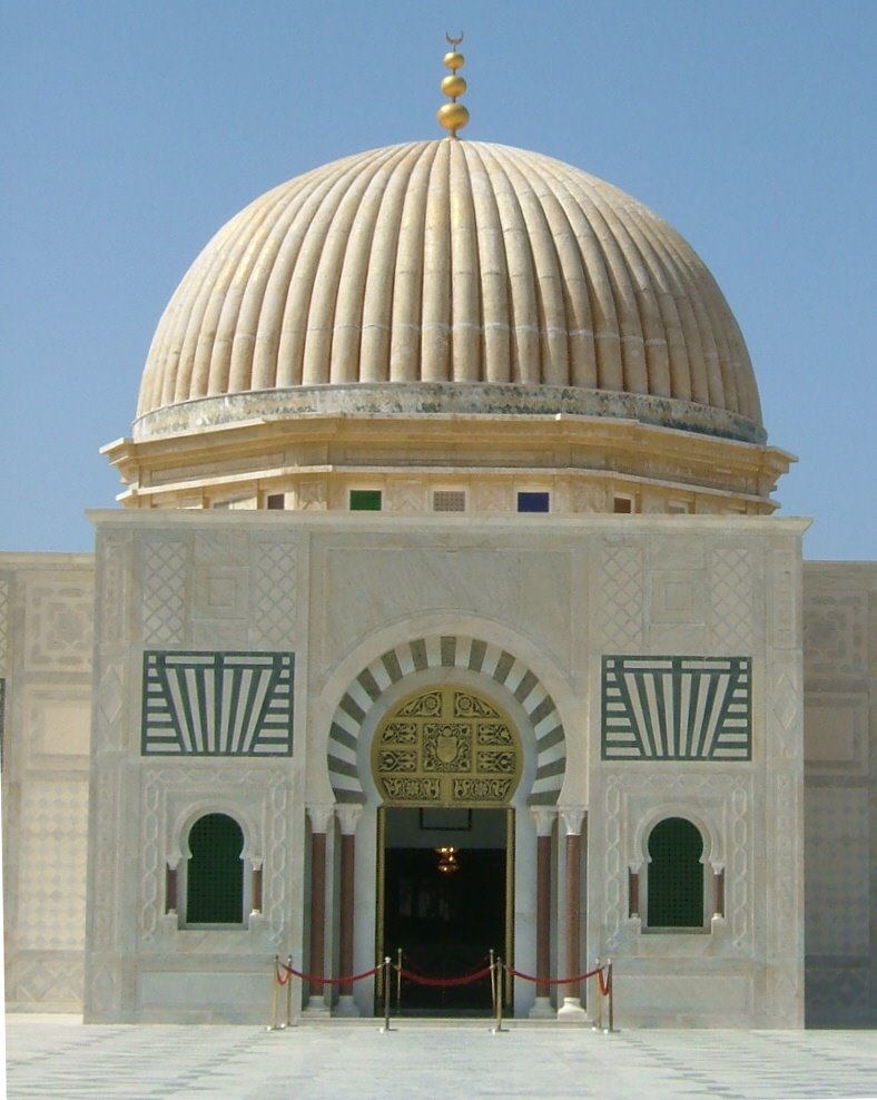 Mausoleu of Habib Bourghiba, Main building entrance by AlexMatos