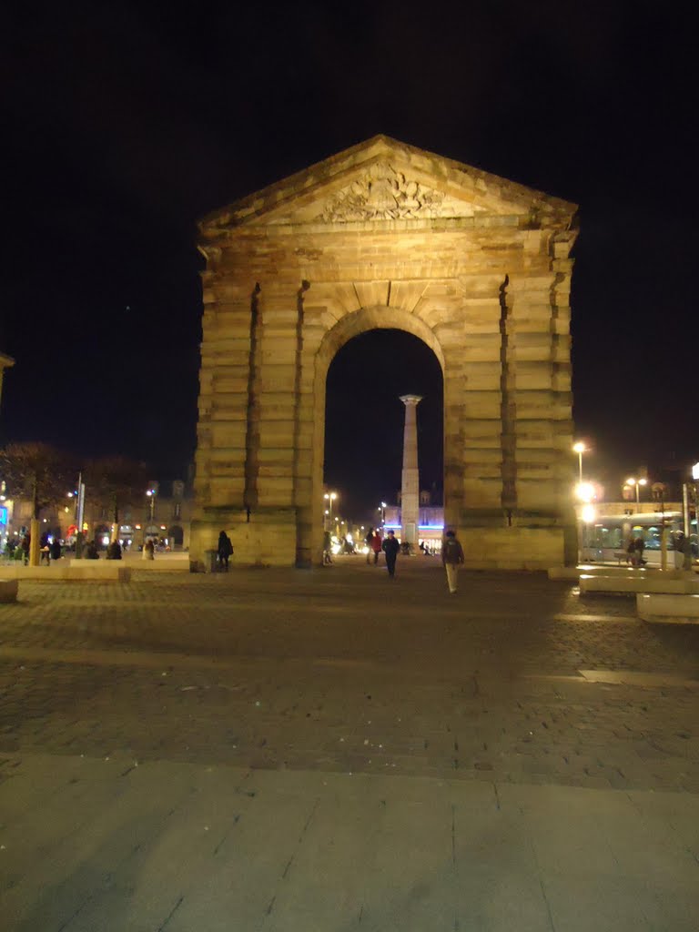 Bordeaux - La place des victoires et la porte d'Aquitaine de nuit. by toledo49