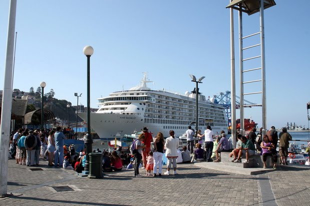 Embarcadero de pasajeros y turistas para recorrer la baiha.- Valpaiso CHILE by Luis Enrique Fritz