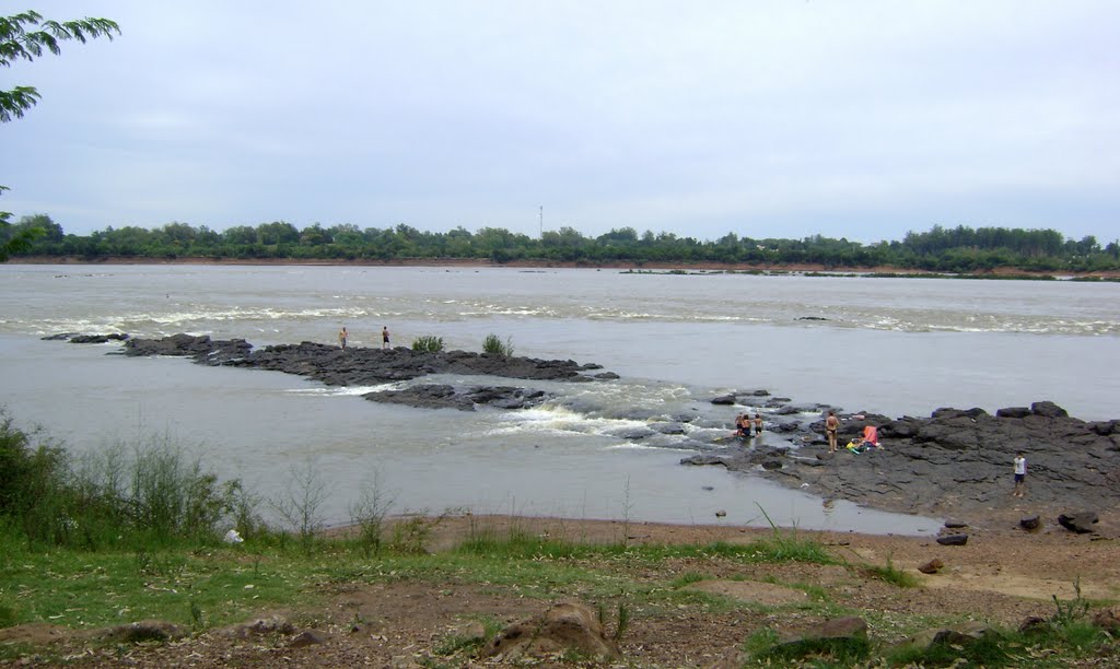 Salto Chico, Río Uruguay, ciudad de Salto, Uruguay by Isaac Mendoza