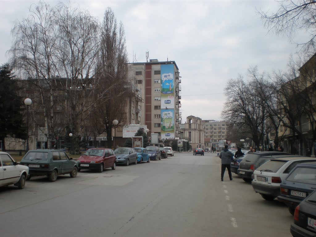 Центарот на Куманово со препознатливата зграда на Занаетчискиот дом во позадината by Марио Шаревски - МАКЕДОНИЈА