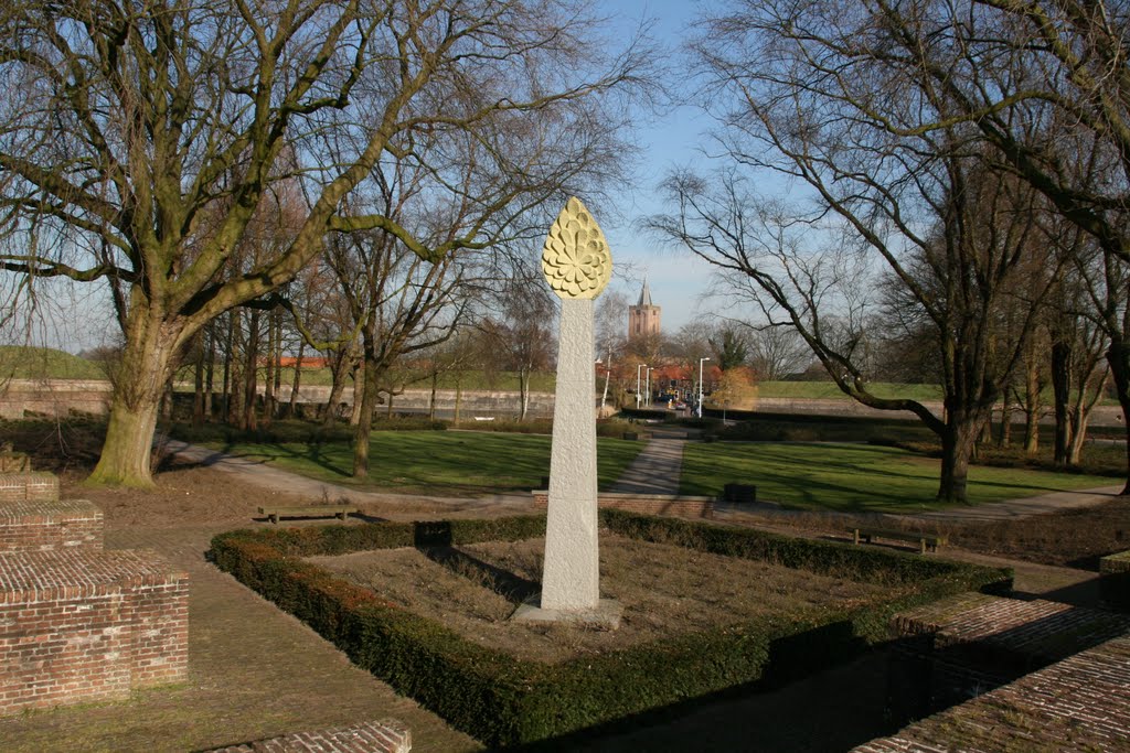 Oorlogsmonument op Ravelijn 2 en de Grote Kerk in Naarden. by Carl030nl