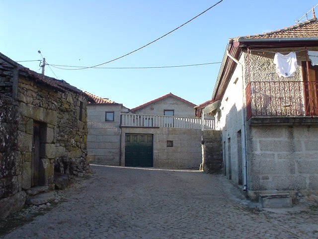 Largo Igreja by cáterra