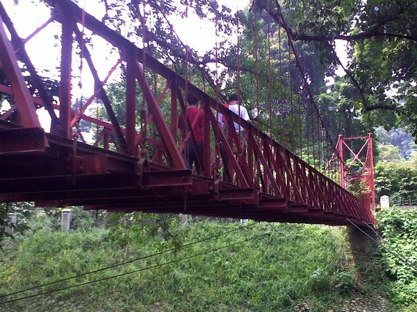 Jembatan Gantung Kebun Raya Bogor 5/7/2009 by kikihetharia