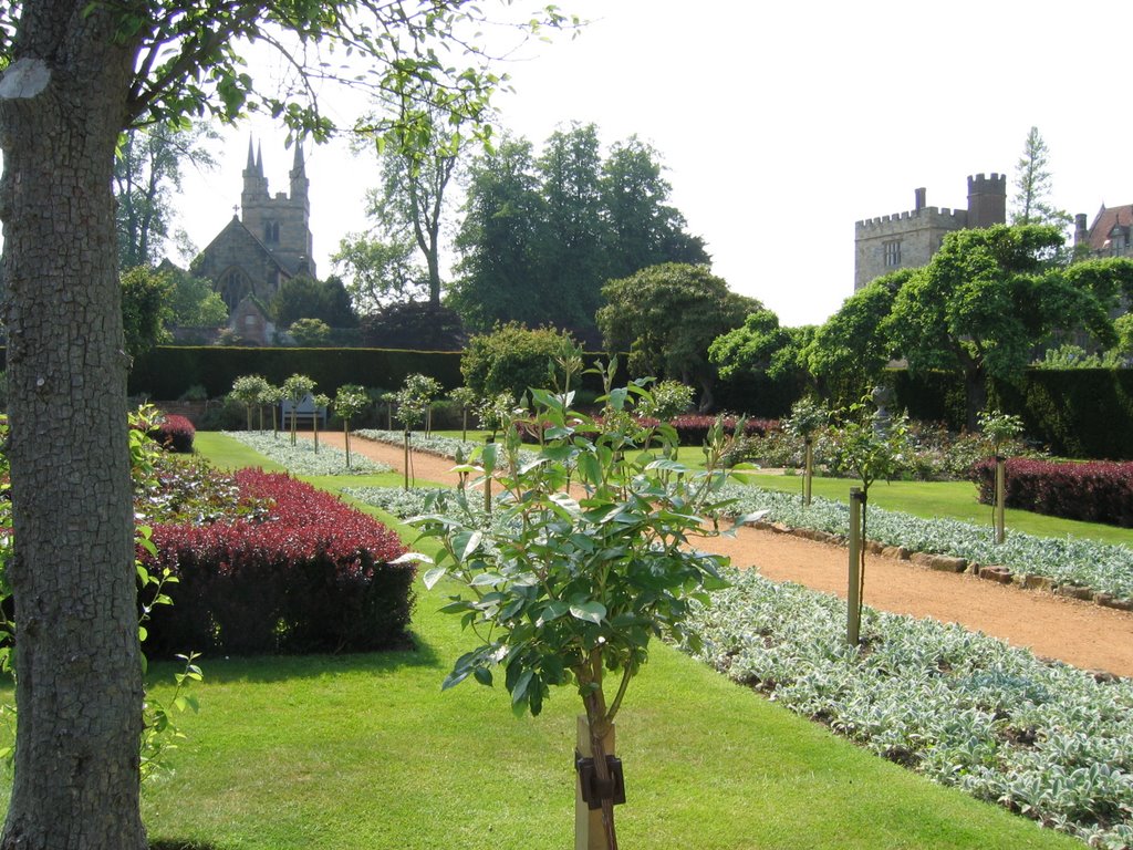 Penshurst Place Garden by CliveM