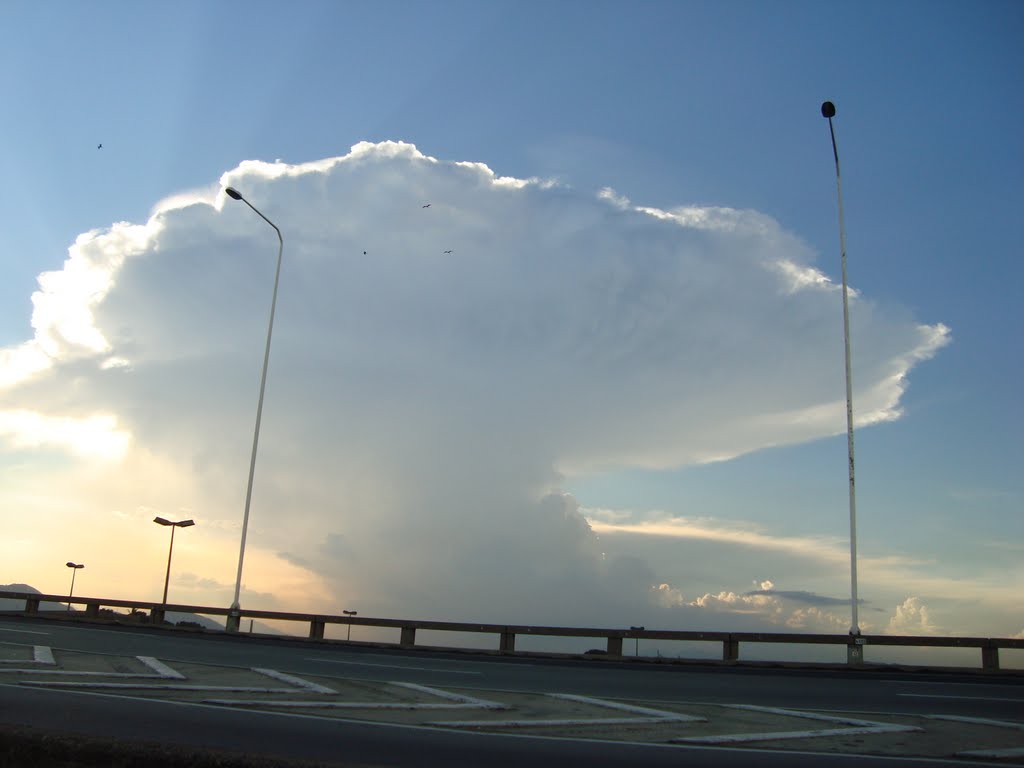 Nuvem sobre a Baixada Fluminense, vista da Ponte Rio-Niteroi by Hélcio B. Silva