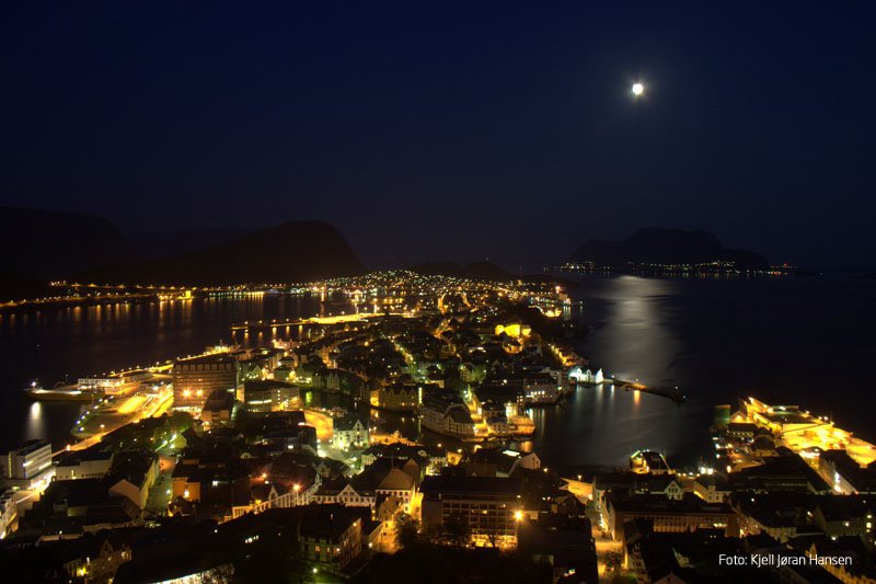 Ålesund by night by kjelljoeran