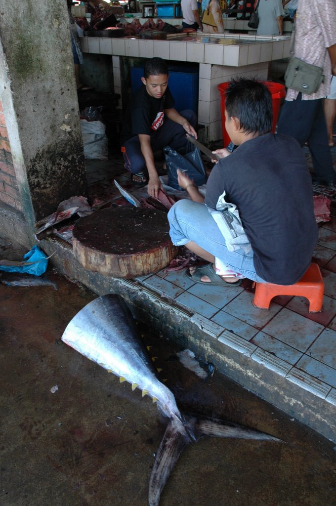 Fish Market / Kota Kinabalu by Toshihide KANAYA