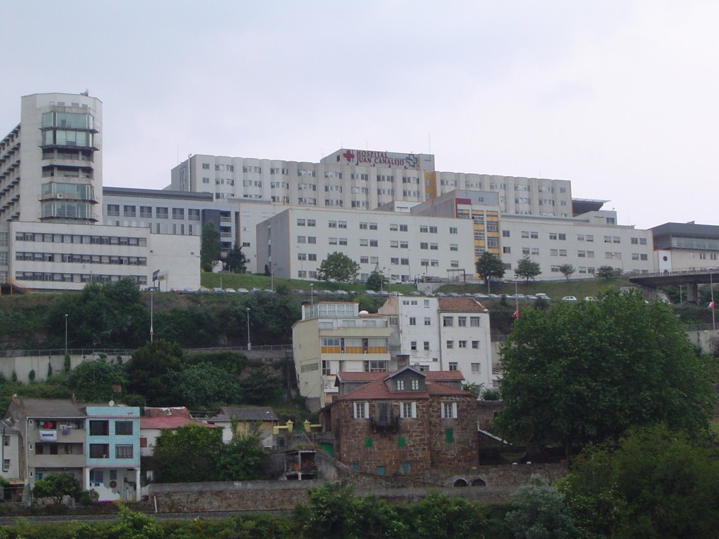 Hospital Juan Canalejo desde la playa de Santa Cristina by Marina S.P.