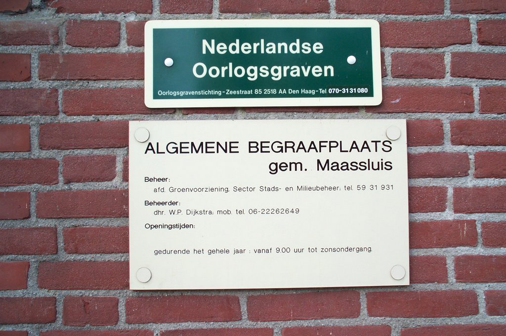 Begraafplaats Maassluis by Henk van den Berg