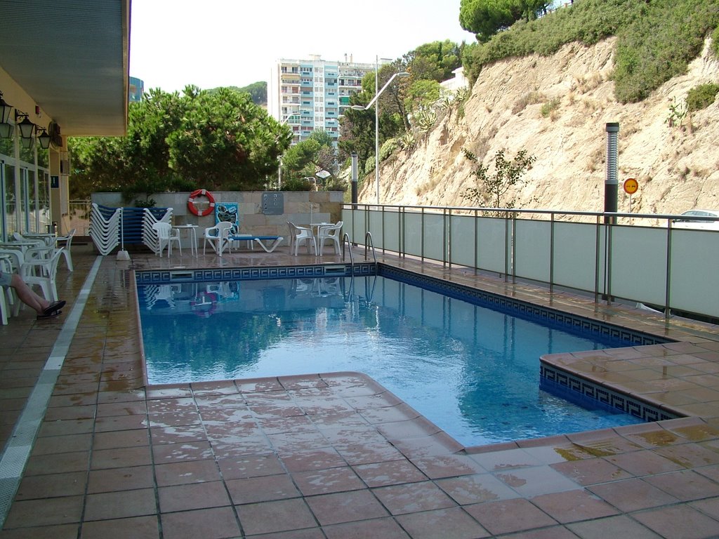 POOL AT CATALUNYA HOTEL by pandamac