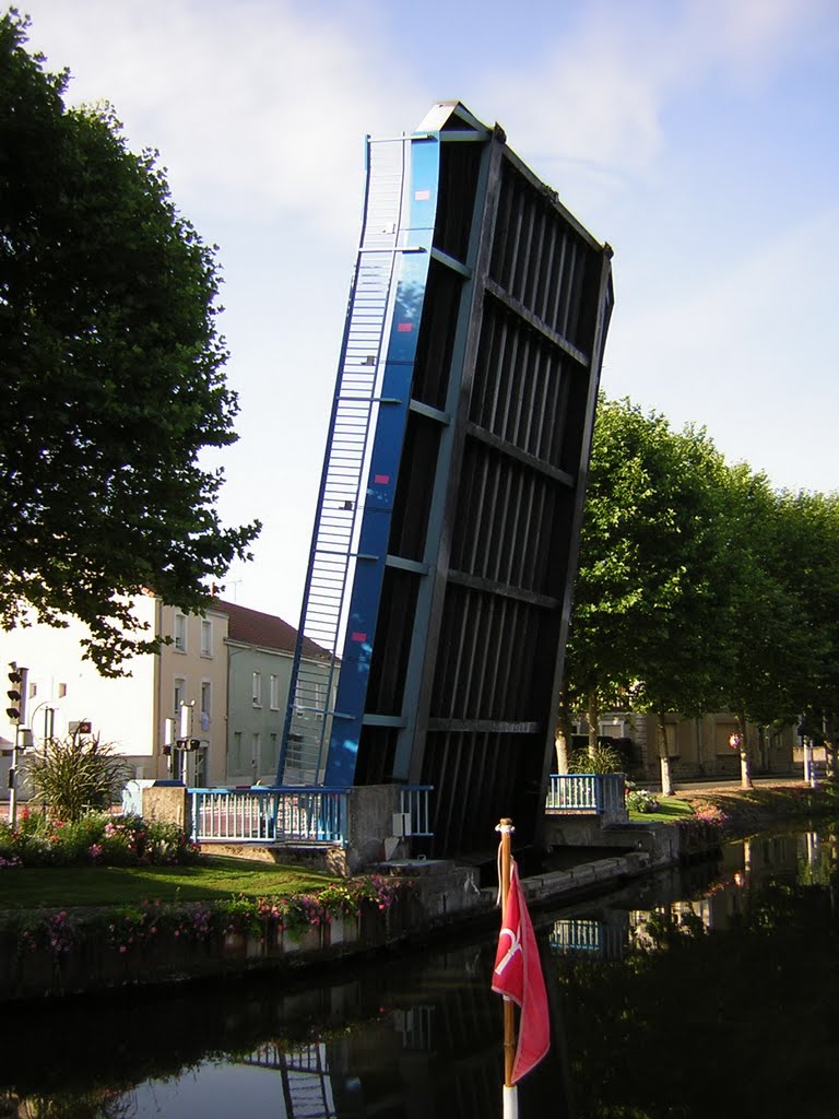 Roadbridge, Montceau les Mines by calando