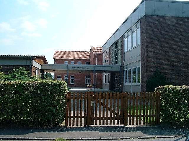 Die Otto-Ubbelohde-Schule in Goßfelden by HeiFrie