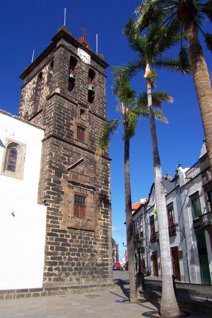 Kirchplatz von Sta. Cruz de La Palma by elmwork