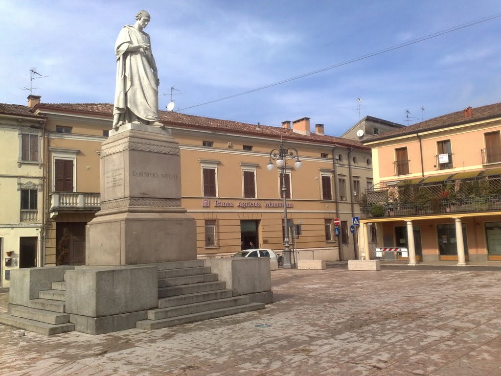 Statuia lui Corneliu Nepote in piata cu acelasi nume by tony criste