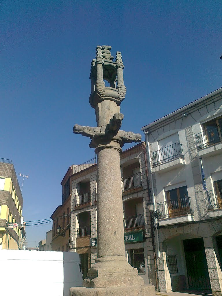 Rollo o picota del siglo XV. Castillo de Bayuela by silvia mesa