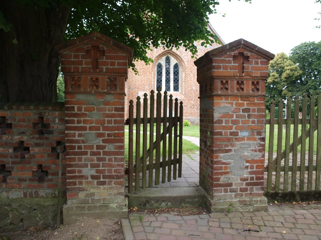 Hinein, hinien, in die Kirche von Varchentin ! - Passen alle hinein - spüren die Kraft für den Alltag ? by ReinhardKlenke