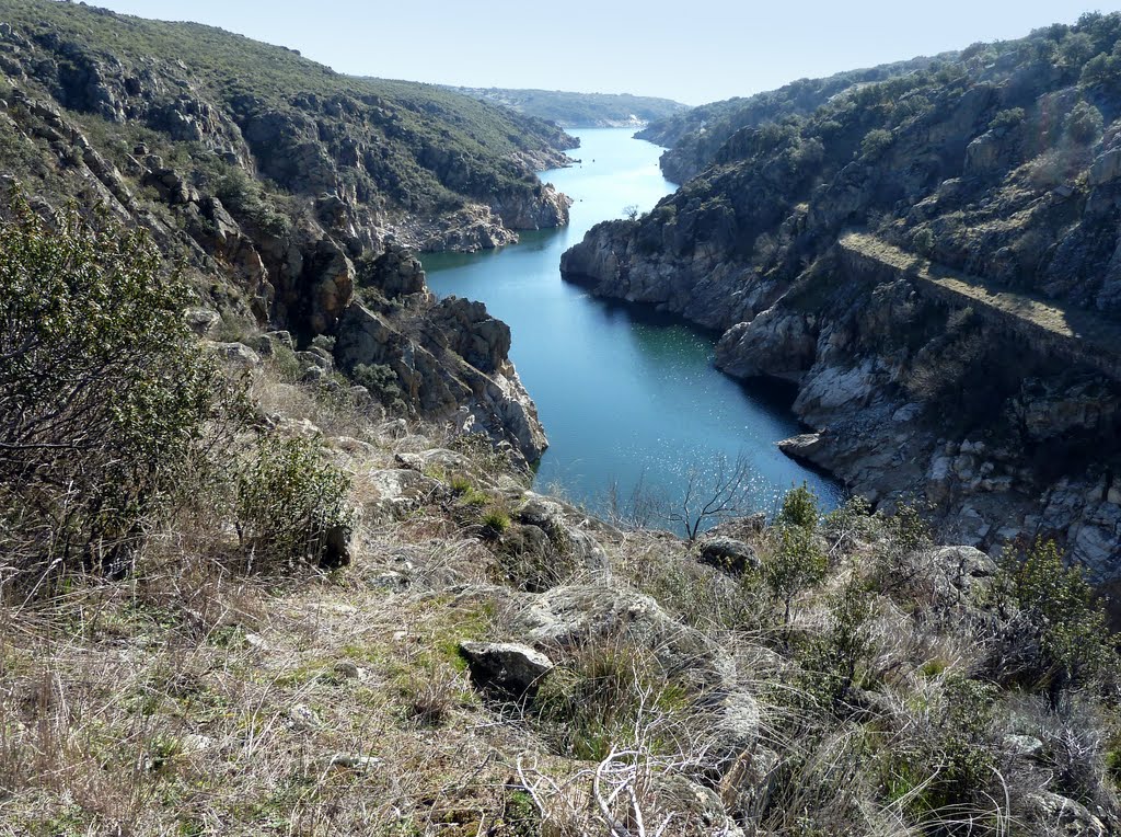 EMBALSES DE MADRID. 2011. 12. Presa del Villar (1869-1882). Garganta del río Lozoya. by Carlos Sieiro del Nido