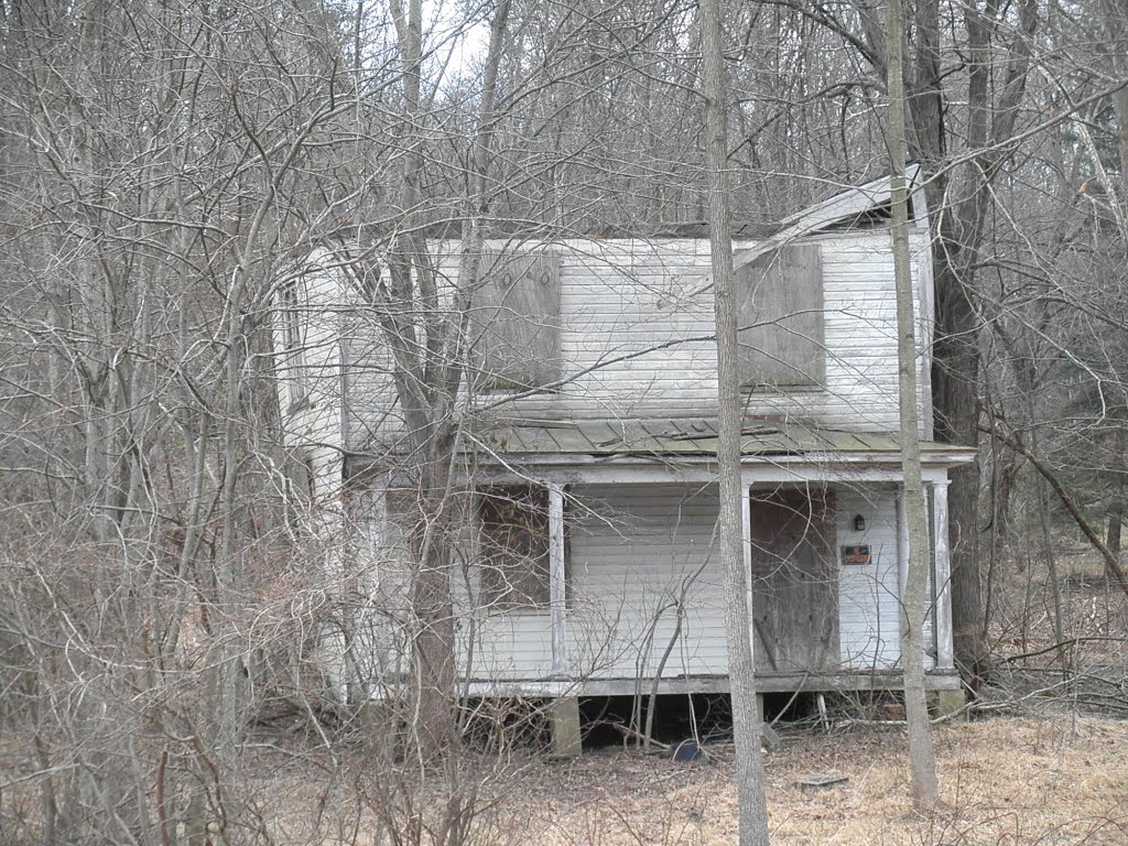 Abandoned house no trespassing by Xpeditor