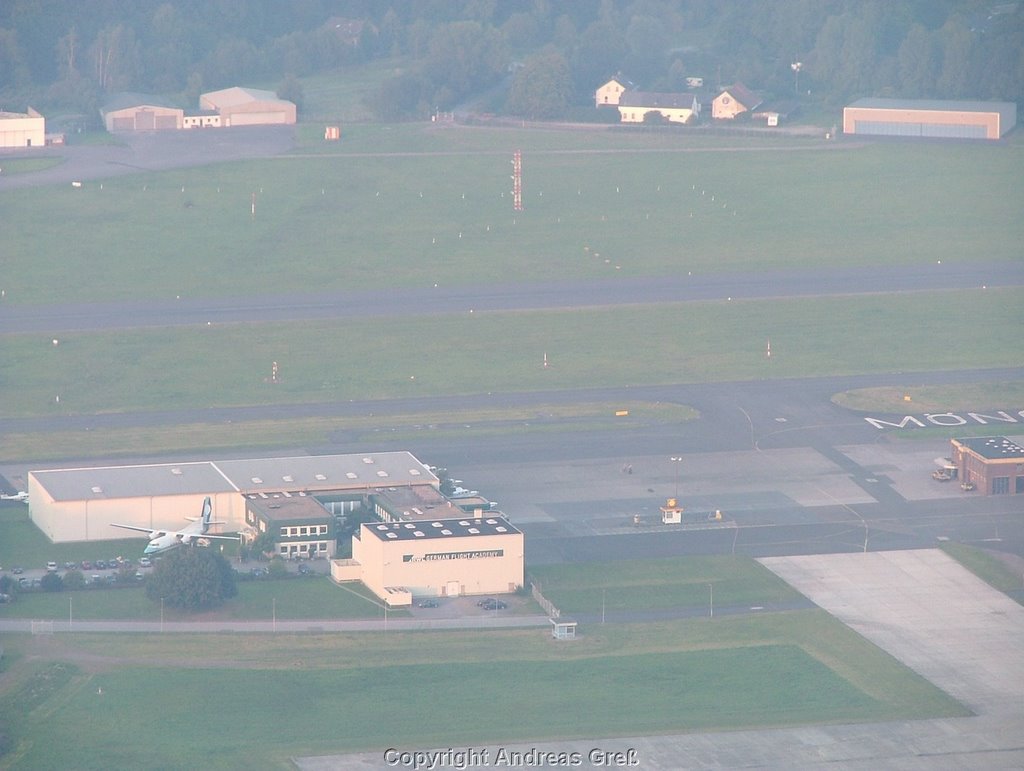 Flugplatz mit Tankstelle aus Flugzeug by airandy