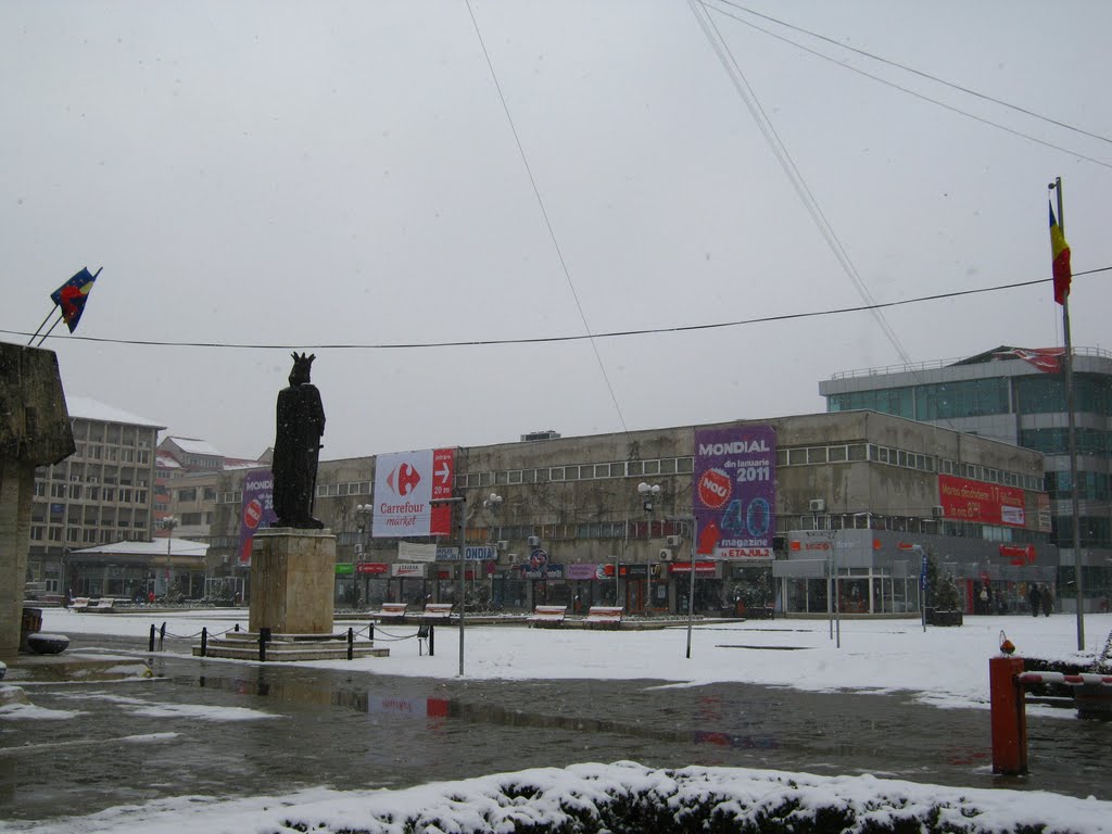 Statuia lui Mircea cel Bătrân în Centrul Târgoviştei by Alexandru Gabriel Tudor