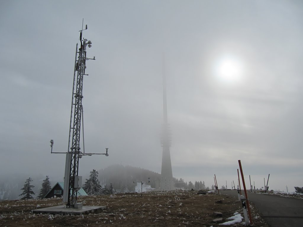 Meteorologische Station, im Hintergrund der SWR Sendeturm by WoflGE