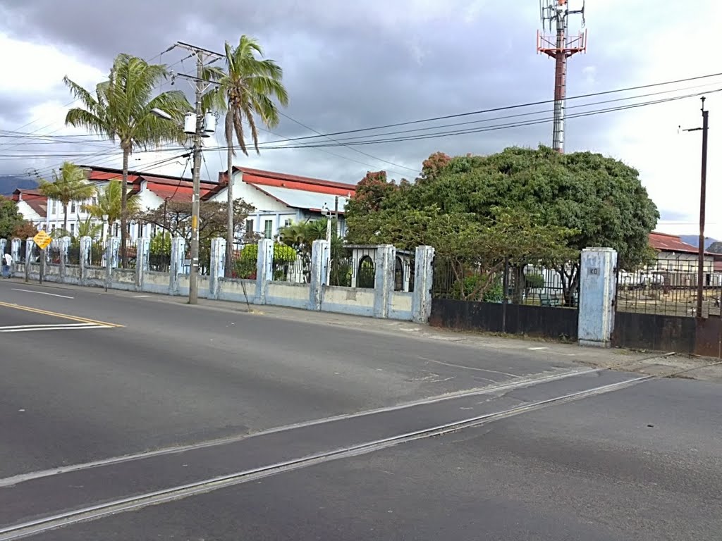 Portones del este de la estación al Pacífico 02/11 by J Sanchez