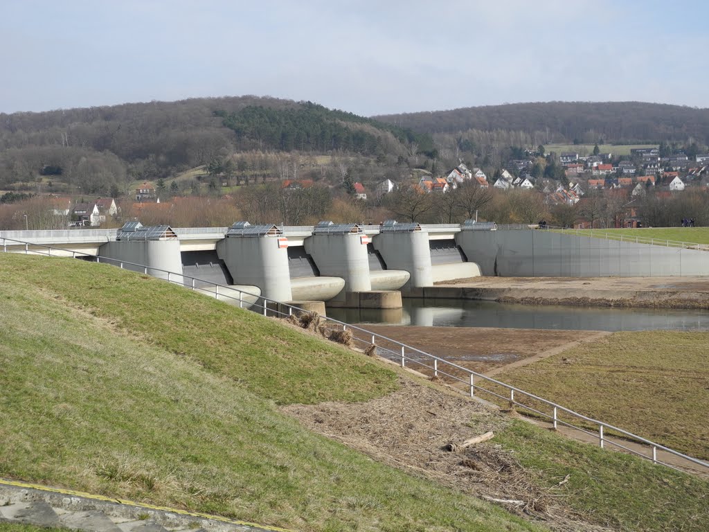 Salzderhelden: Hochwasserrückhaltebecken, Absperrbauwerk by Kevin Arndt