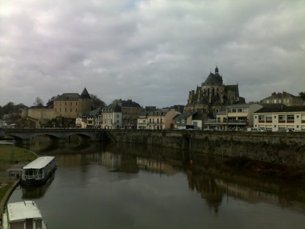 Basilique et château de Mayenne (http://benjylecter.blogspot.com) by benjylecter