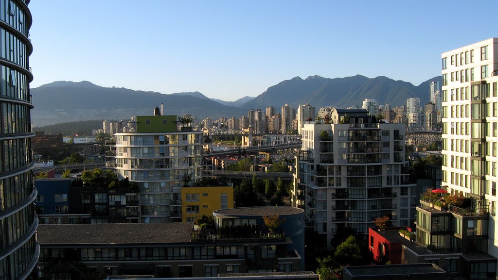 Burrard Bridge from Massonic Centre by m.Aleixo