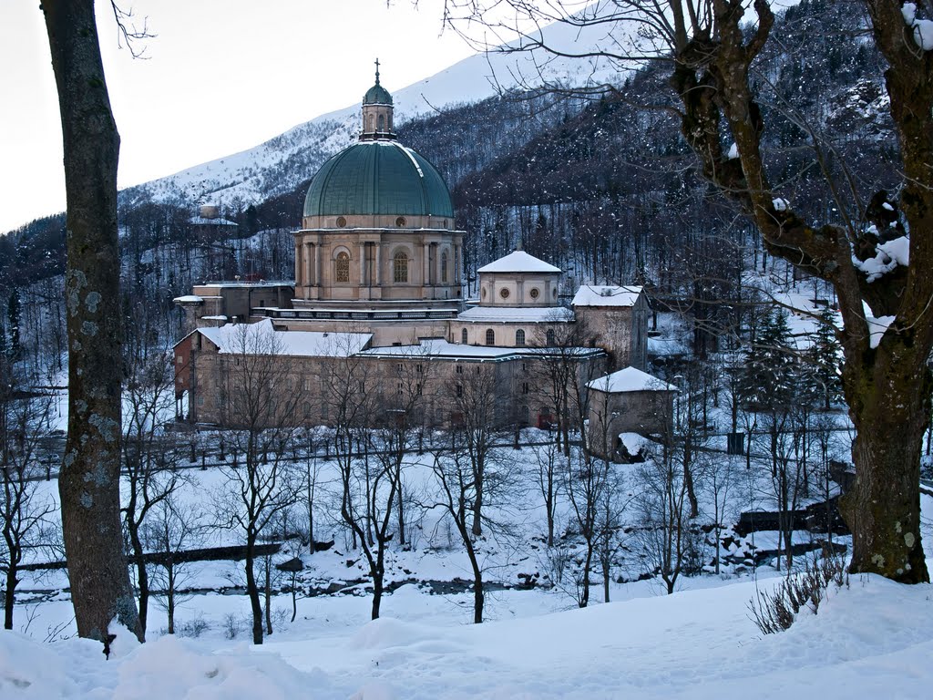 Bianchissimi "batuffoli di bianco cotone" avvolgono la Basilica Nuova d'Oropa (BI) by Giancarlo Ticozzi