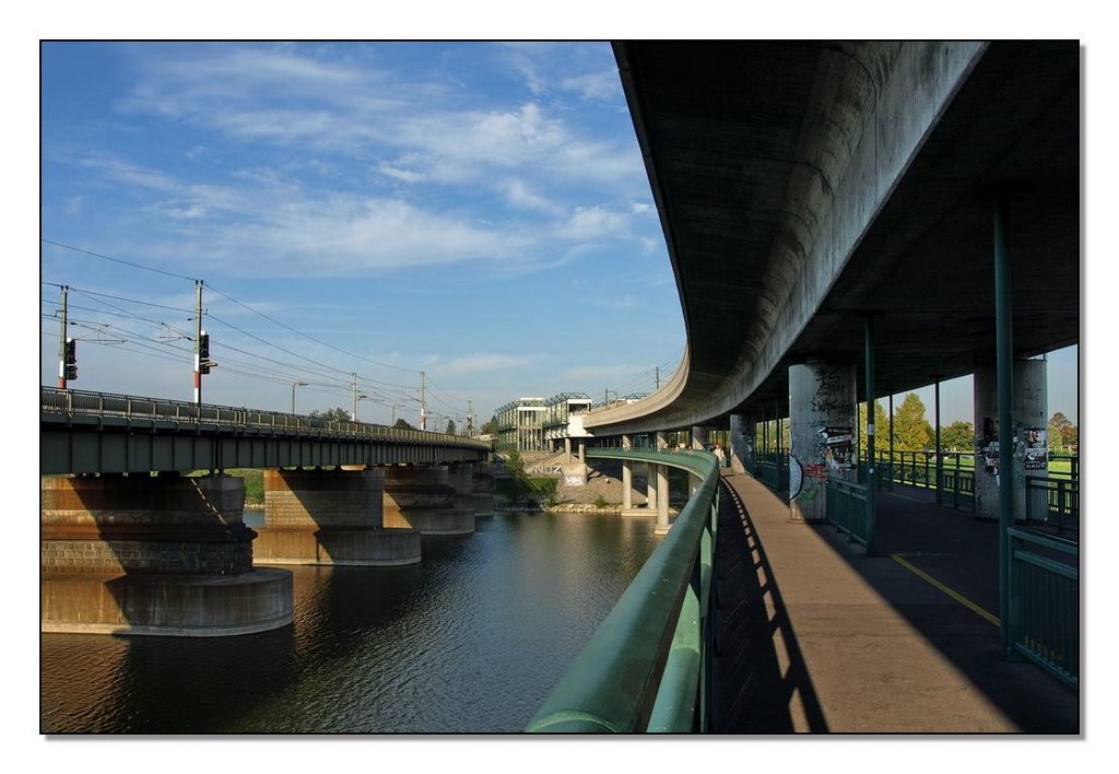 U6 Donaubrücke / N-Bahnbrücke von der Donauinsel aus gesehen by AustrianAviationArt