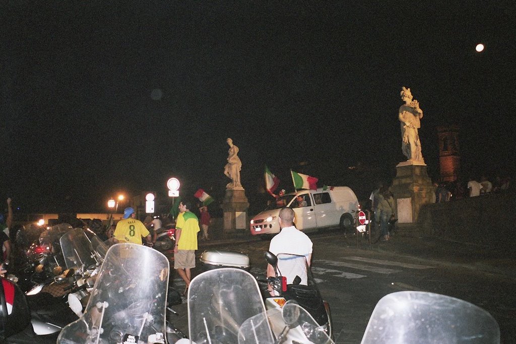 La fiesta le soir de la victoire italienne en finale de la coupe du Monde 2006 by Nico irlande