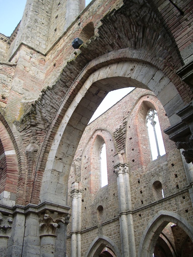 L'intérieur de l'abbaye by Nico irlande