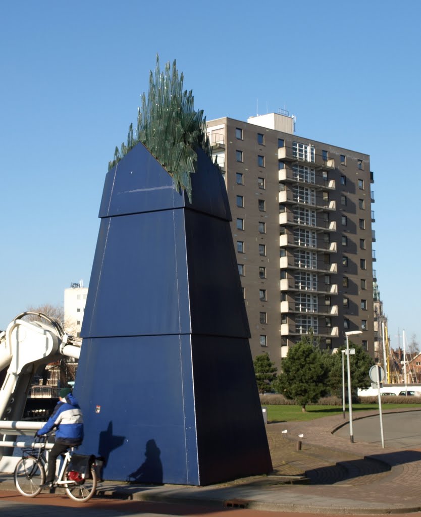 Kunstwerk aan de Griffebrug van architect Maarten Schmitt en vormgever Albert Geertjes, bij de twee Brinkflats van architect Rem Koolhaas. by Hans R van der Woude