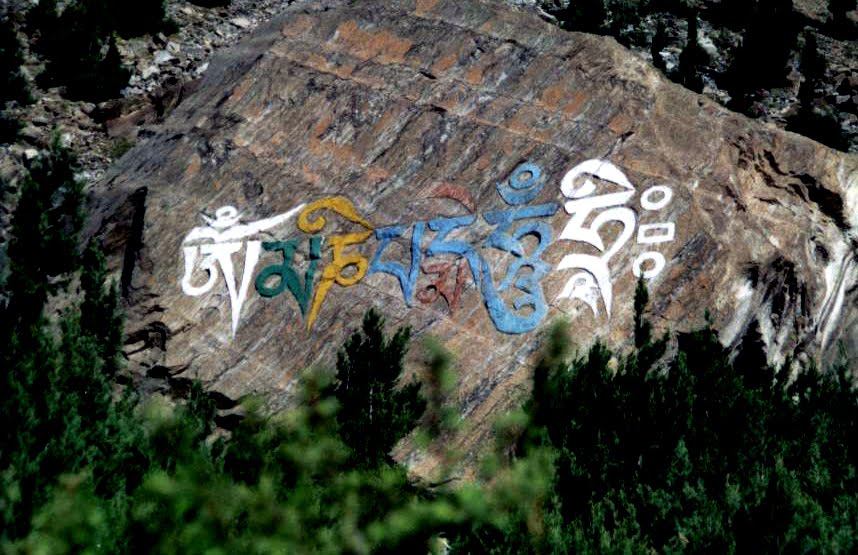 Mantra sulla roccia tra Tukucha e Marpha, Kali Gandaki Valley, Nepal , 5-5-2001 by Marco Carnelli