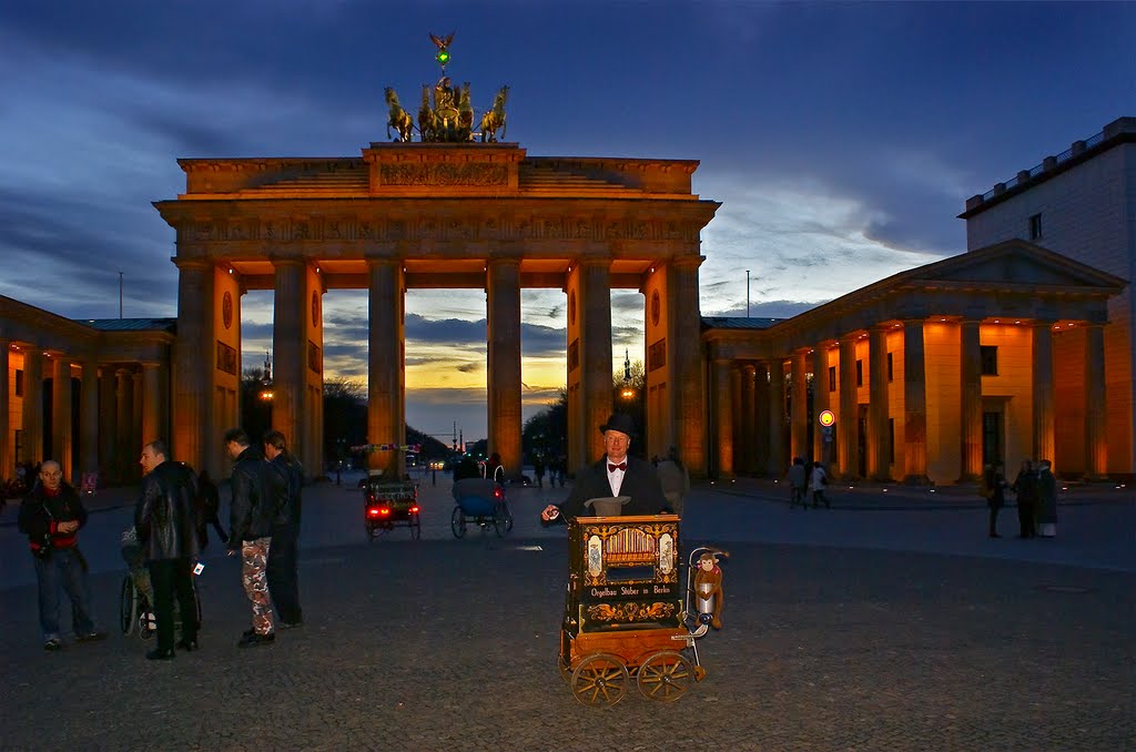 Brandenburger Tor at Night by Annushka77