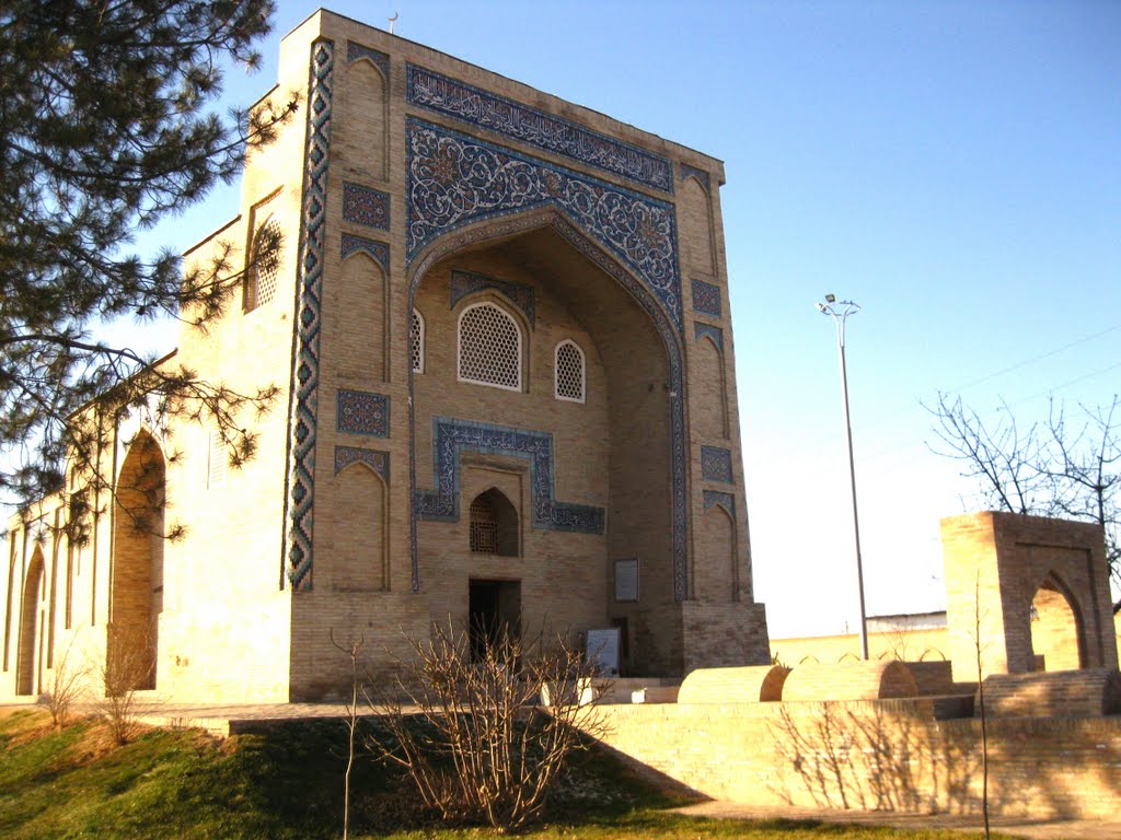 Abu Bakr Kaffal Shashi Mausoleum by Anuar T