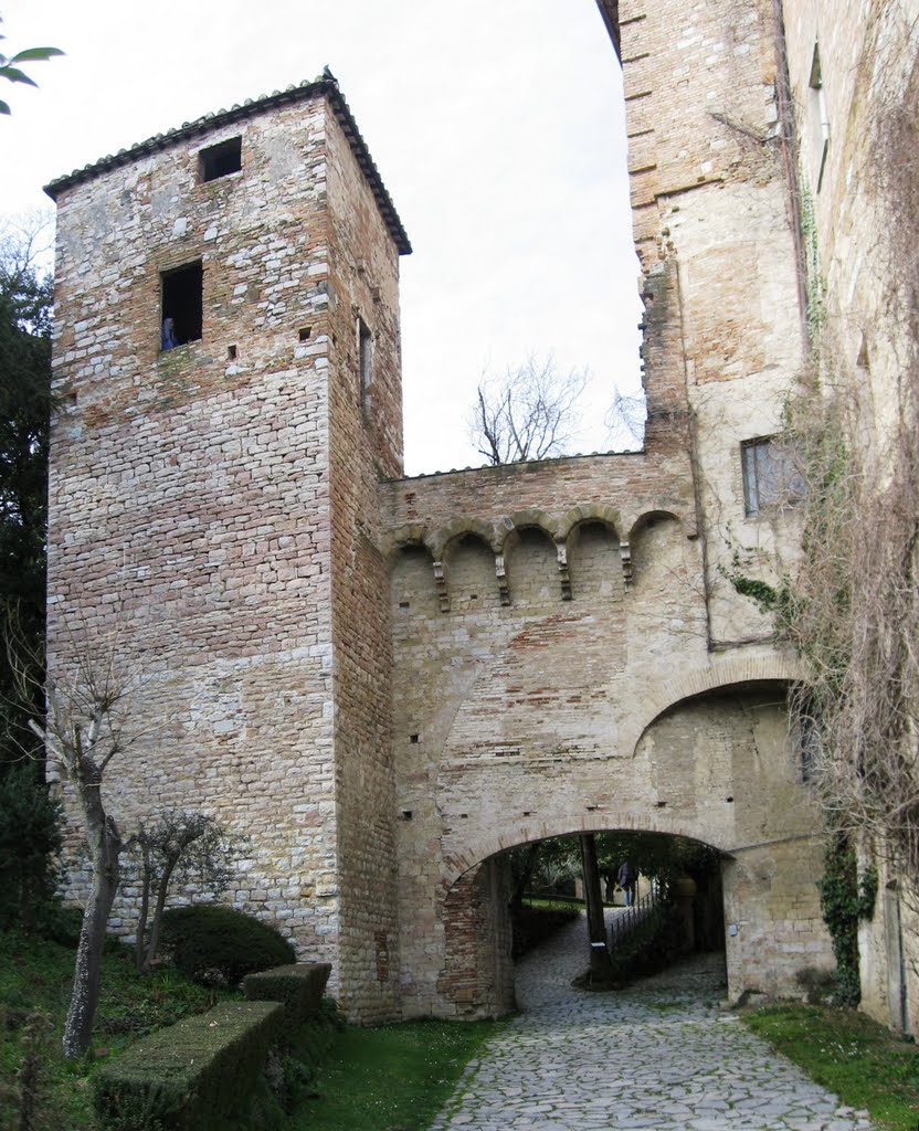 Arco medievale dal quale si accedeva a Perugia - Facoltà di Agraria di Perugia by peolo88